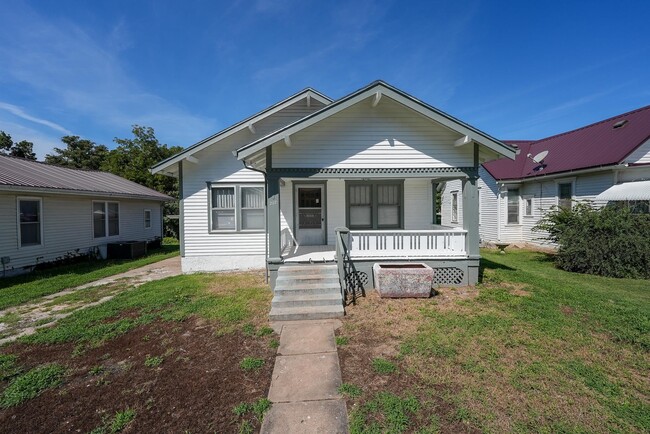 Building Photo - 207 S Elm St Rental