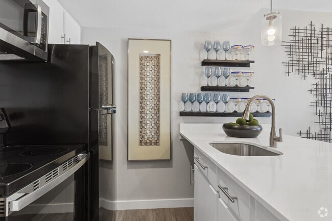 A3 1BR, 1BA - 576SF - Kitchen