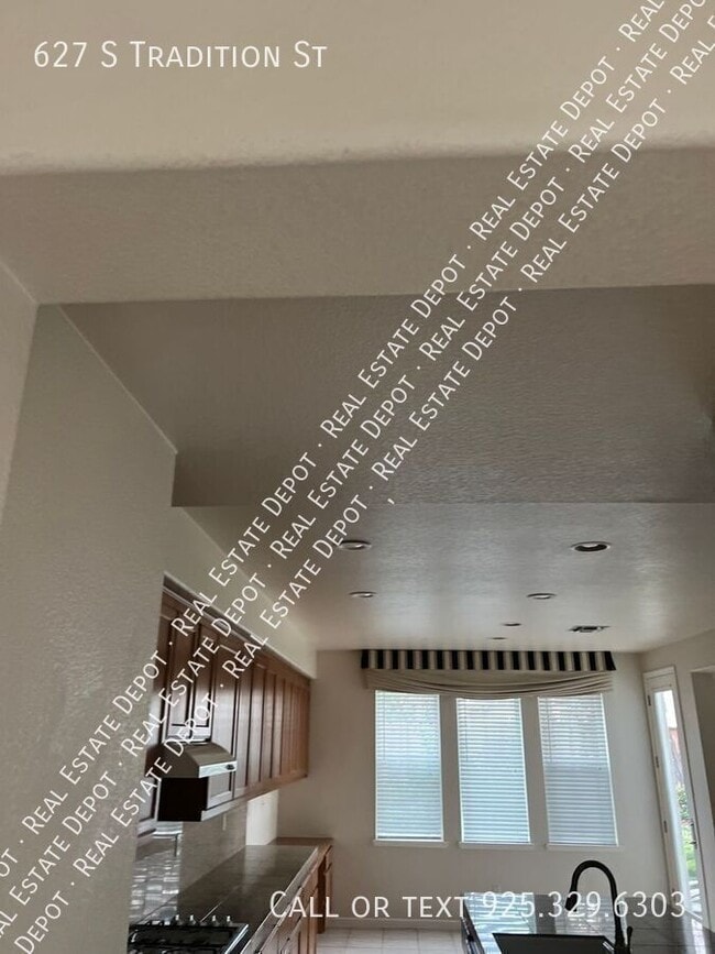 Photo - 627 Tradition St