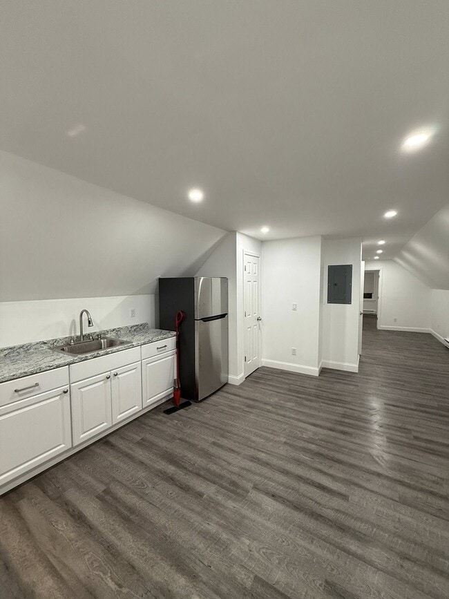 Building Photo - 48 Anthony St Unit 3