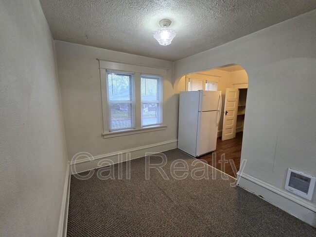 Building Photo - 1028 E Mission Ave