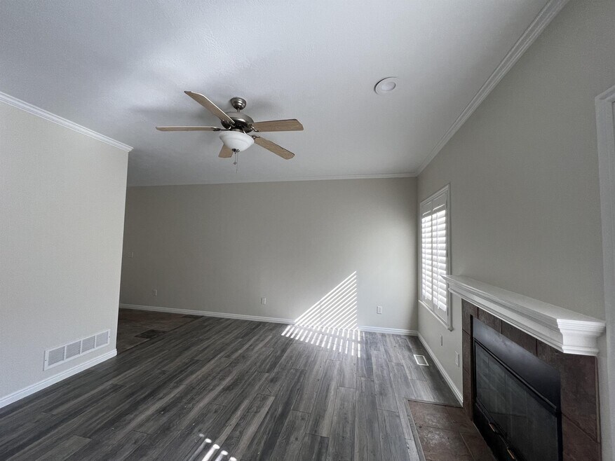 202 E White Spruce Cv
