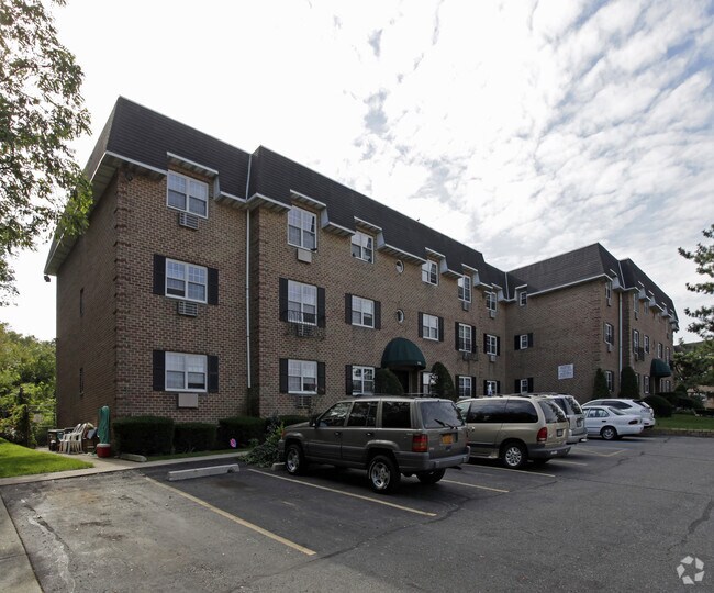 Chateau Villa Apartments For Rent in Staten Island, NY