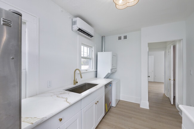 kitchen - 618 7th Ave N Apartments