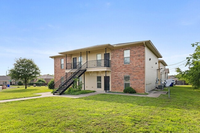 Building Photo - 2100 Breezy Dr