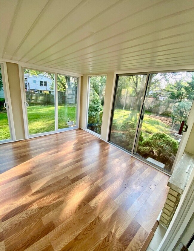 Photo - 1119 Crest Ln