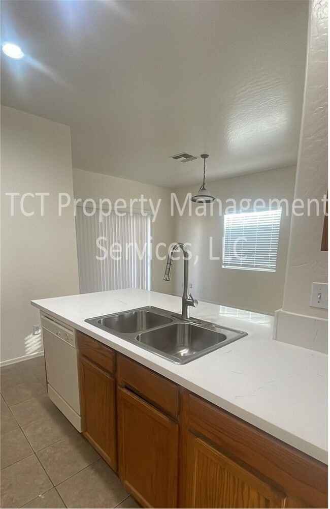 Photo - 3 Bedroom/2 Bath Phoenix Home Close to I-10 and 101