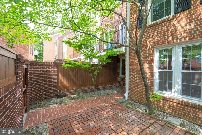 Building Photo - 1956 N Cleveland St Unit 1