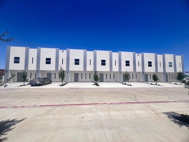 Building Photo - 1011 Emerald Valley Dr Unit 123
