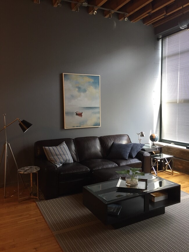 Living Room - 3201 N Seminary Ave Condo Unit 206