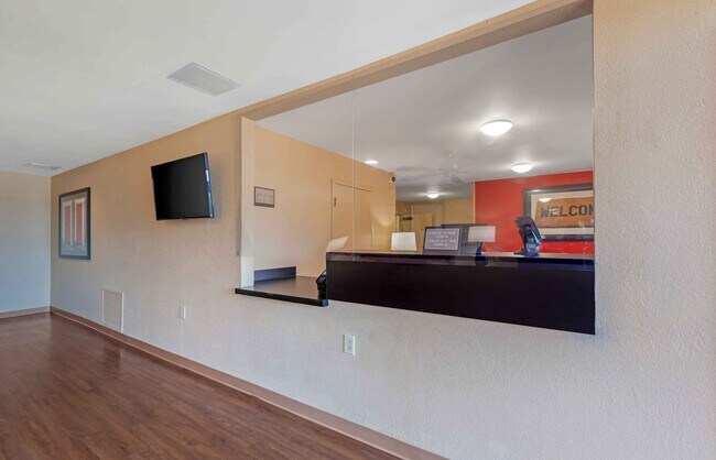 Furnished Studio-Rockford - State Street