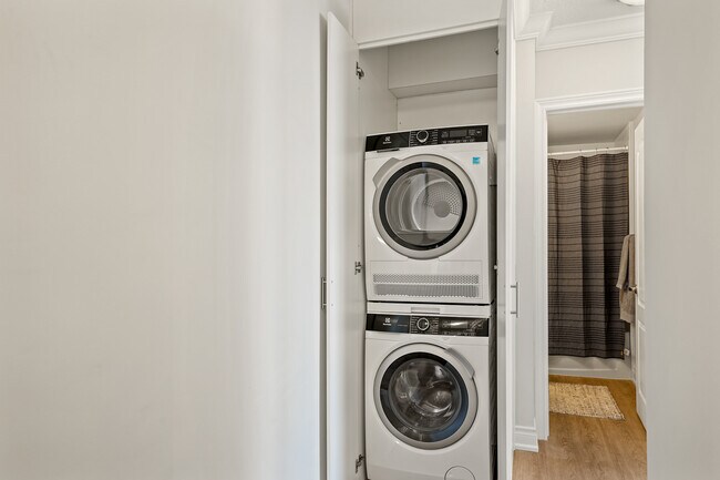 Photo - 1570 Lawrence Ave West