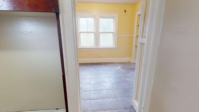 Building Photo - 3045 E 130th St Unit 2