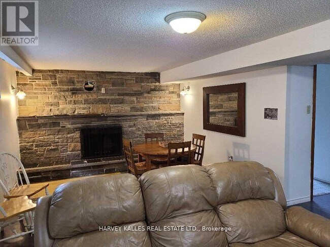 Photo - 2379 Hensall St