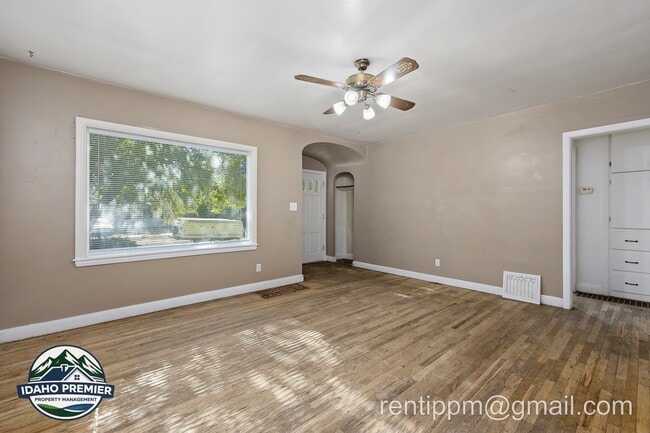 Photo - 211 Walnut St