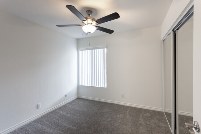 2BR, 1BA - 960 SF