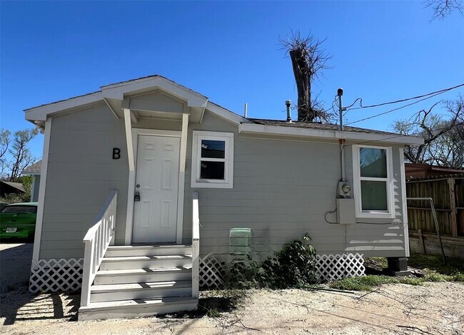 Building Photo - 3402 Chickering St Rental