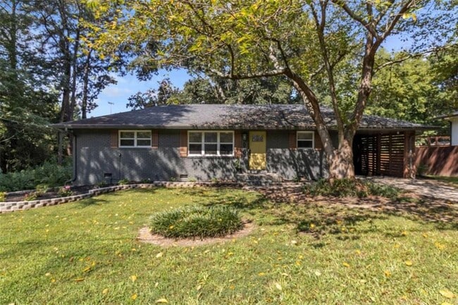610 Oriole Dr SE
