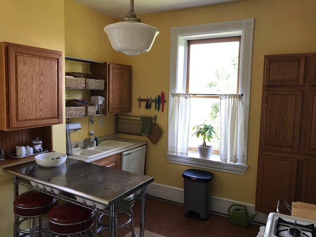 Fully equipped eat-in kitchen. Dimensions (in U.S. feet): 11' x 12’. Appliances: refrigerator, dishwasher, disposer, gas range, microwave. Kitchen equipment: coffee press, blender, toaster, hand mixer, dishes, cups, glasses, silverware, knives, salad spinner, storage containers, cookware, bakewa... - 3284 Dawson Street Unit Apartment 2