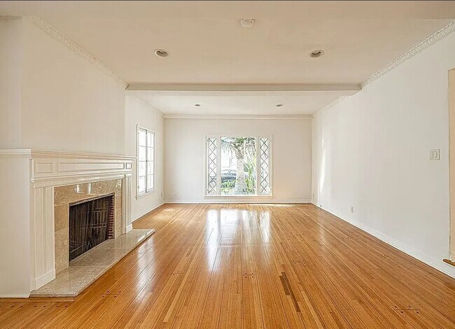202 S Arnaz Dr