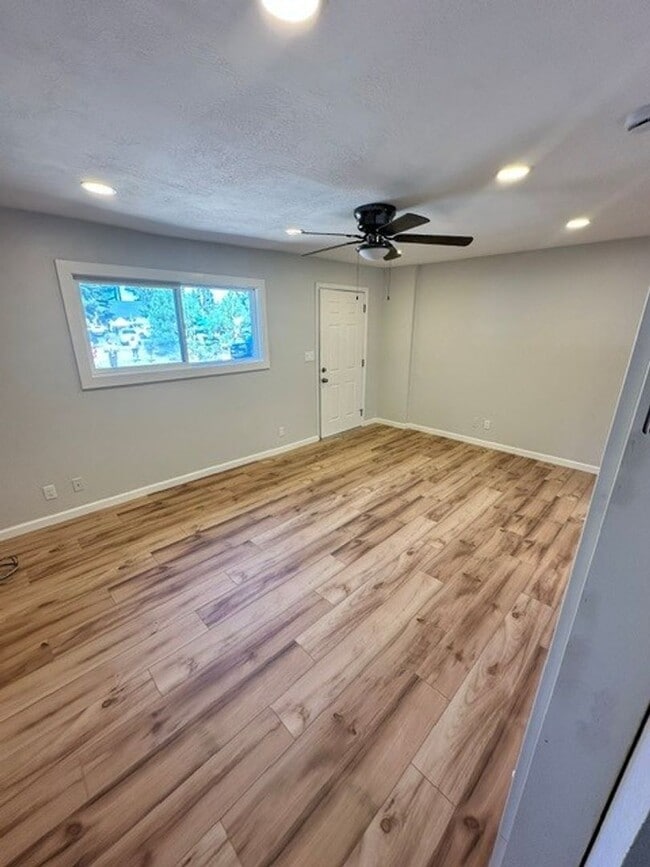 Photo - 2732 Young St