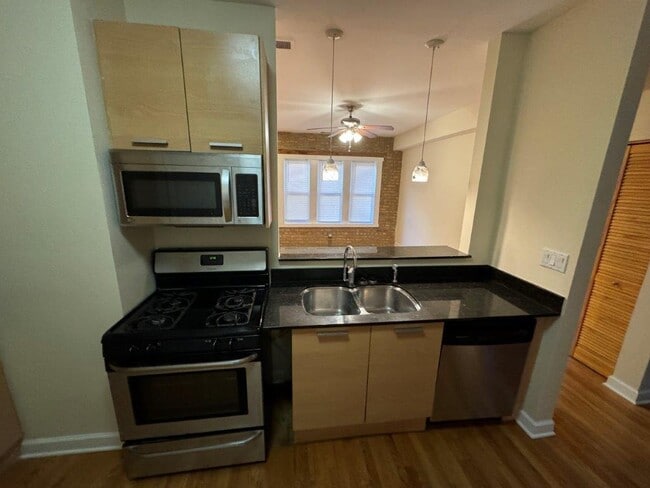Building Photo - 1330 W Estes Ave Unit 1N Rental