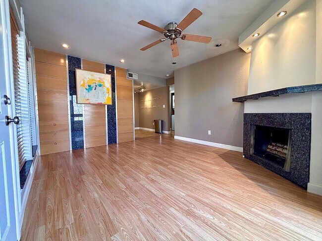 Building Photo - 3002 N 70th St Unit 225