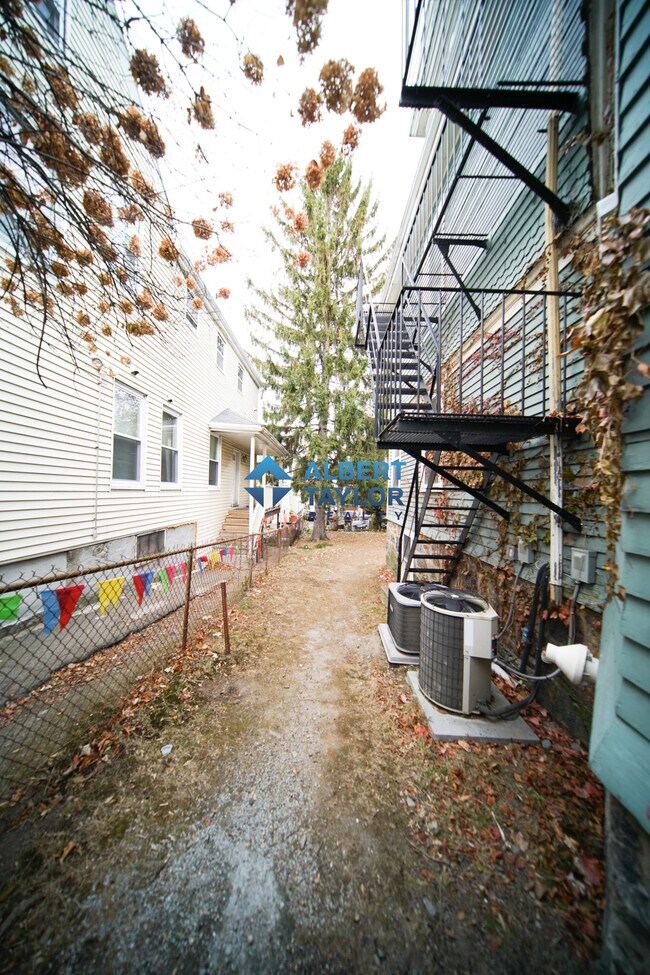 Photo - 48 Ashford St Unit uni1 6-bed 2-bath