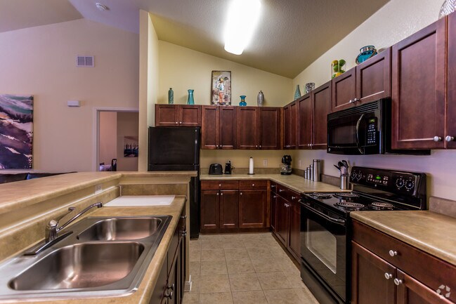 2BR, 2BA - Saenger - 1228 SF - Kitchen