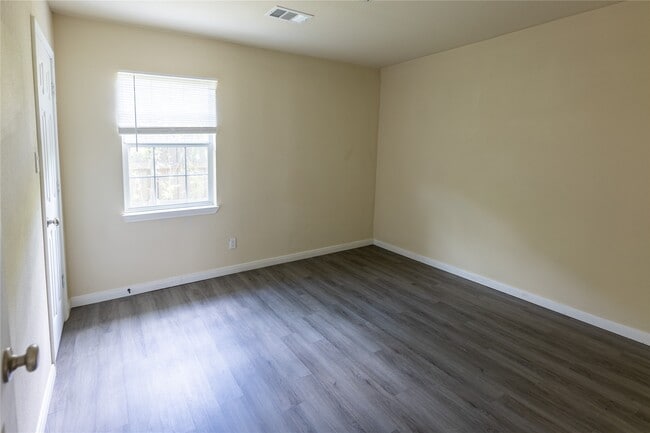 Photo - 4942 Bataan Rd