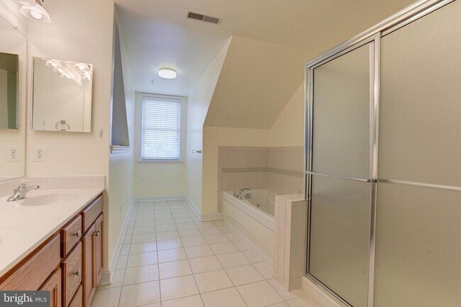 Photo - 833 Ramsay St