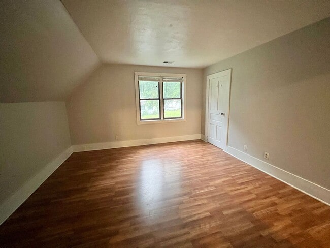Building Photo - 605 N State St Unit Upper Rental