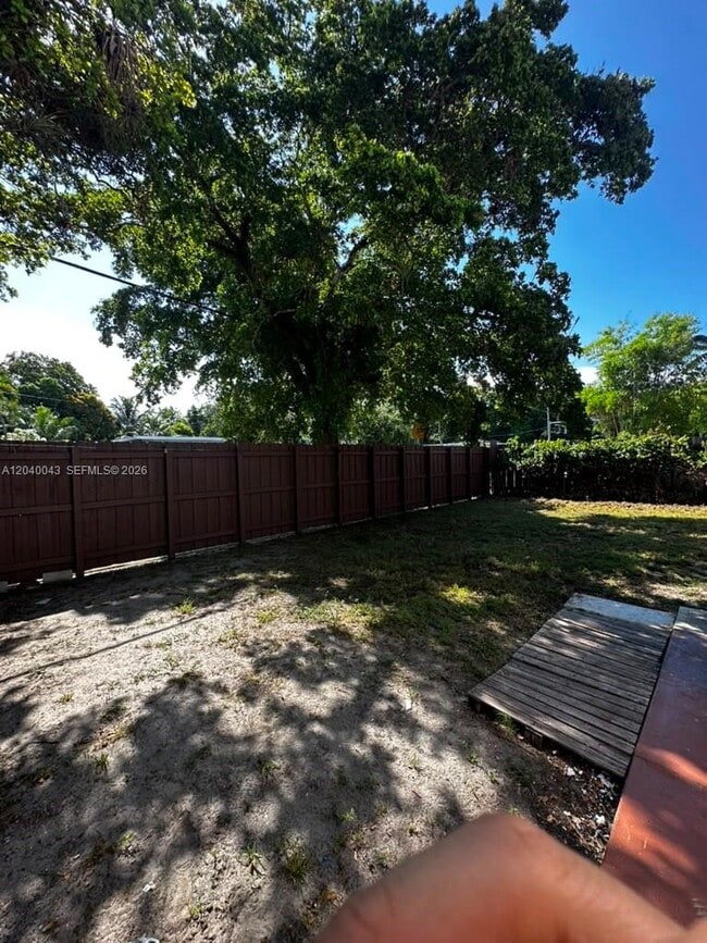 1201 NE 148th St Unit B