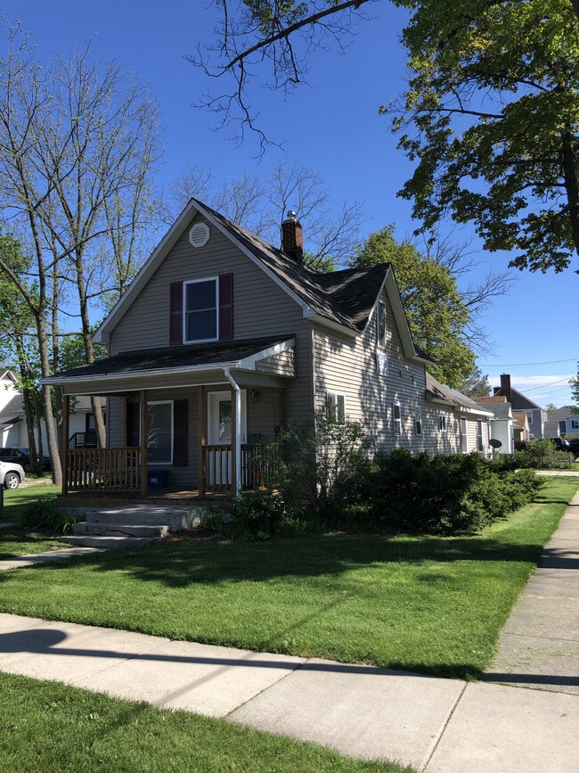 215 W May St