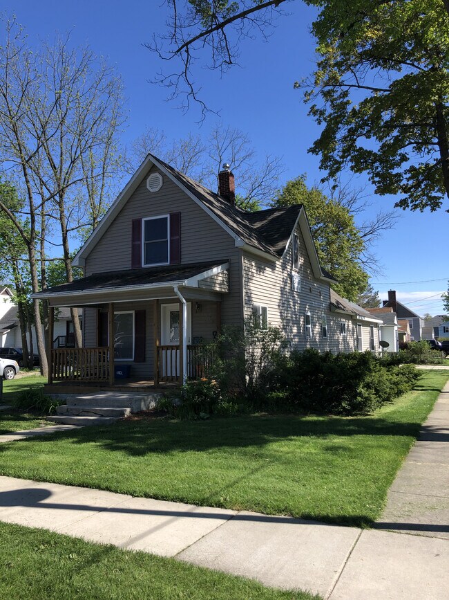 Photo - 215 W May St