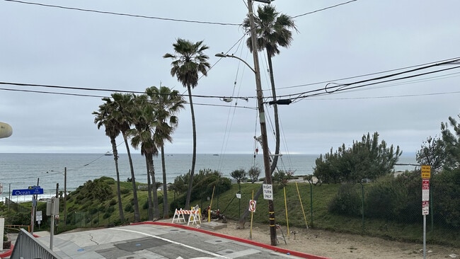 Vista desde los escalones - 116 45th St Unidad Lower Rear