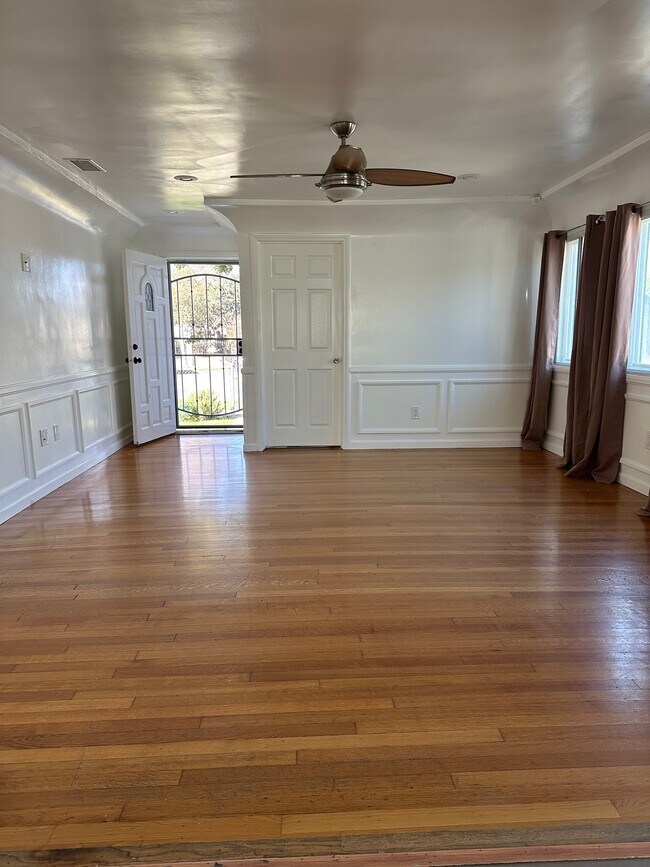 Livingroom - 11828 State St