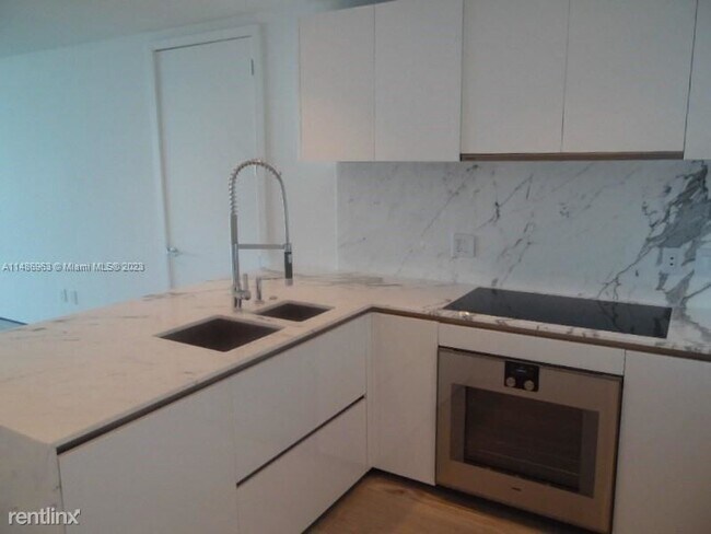 Photo - 2 br, 2.5 bath Condo - 10203 Collins Ave U... Unidad 905