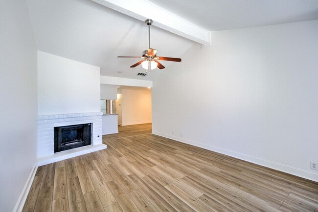 Building Photo - Spacious 2-Bed Duplex with Private Backyar... Rental