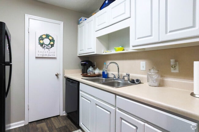 2BR, 2BA - 900 SF - Hunters Run Apartments