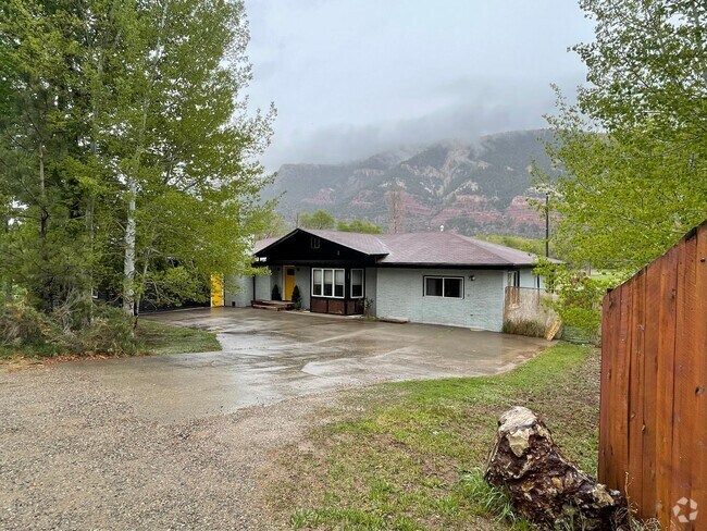 Building Photo - Spacious Single Level Ranch Style 4 Bed 2 ... Rental