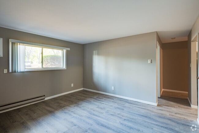 1BR, 1BA - 750 SF