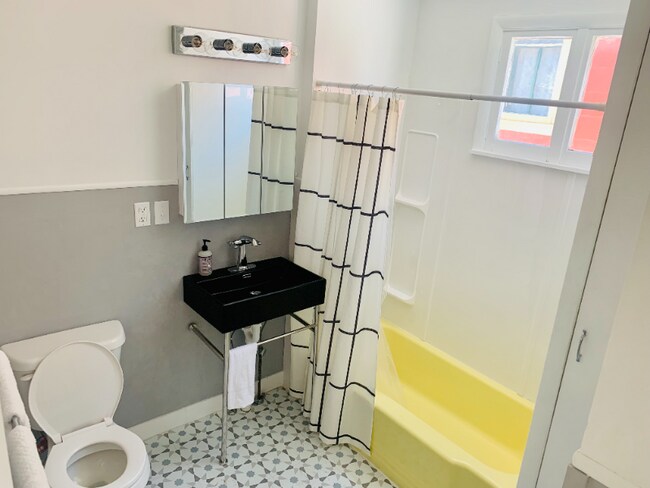 Photo - 108 W Gold St