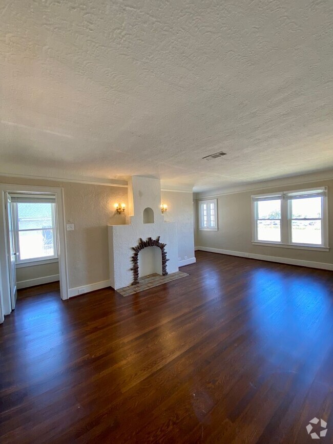 Building Photo - 2 bed/1 bath Upstairs Duplex with Private ... Rental