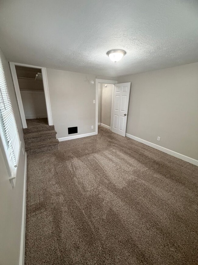 Photo - 2034 Singleton St