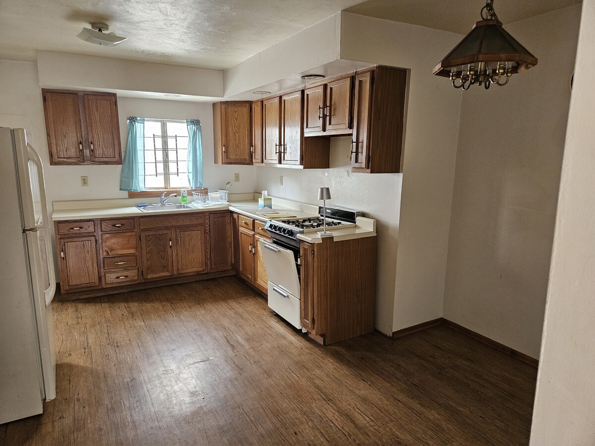roomy eat-in kitchen - 1727 Carey Way Casa