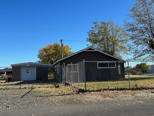 Photo - Charming 3-bedroom, 1-bathroom home located in the vibrant community of Pasco, WA.