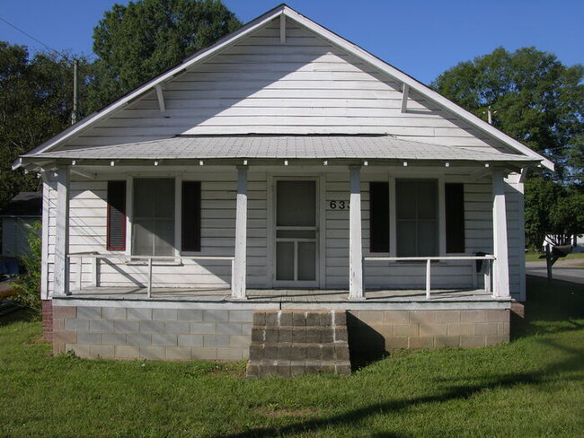 Photo - 633 Central Dr NW House