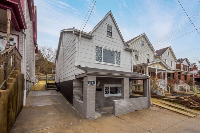 Photo - MOVE IN SPECIAL! SCORE HALF OFF 1ST MONTH'...