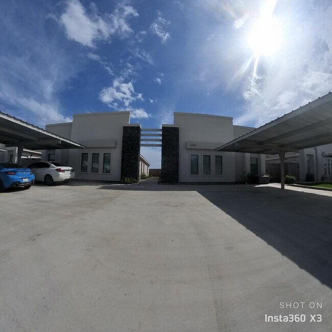 Building Photo - 2022 Summerland Ln